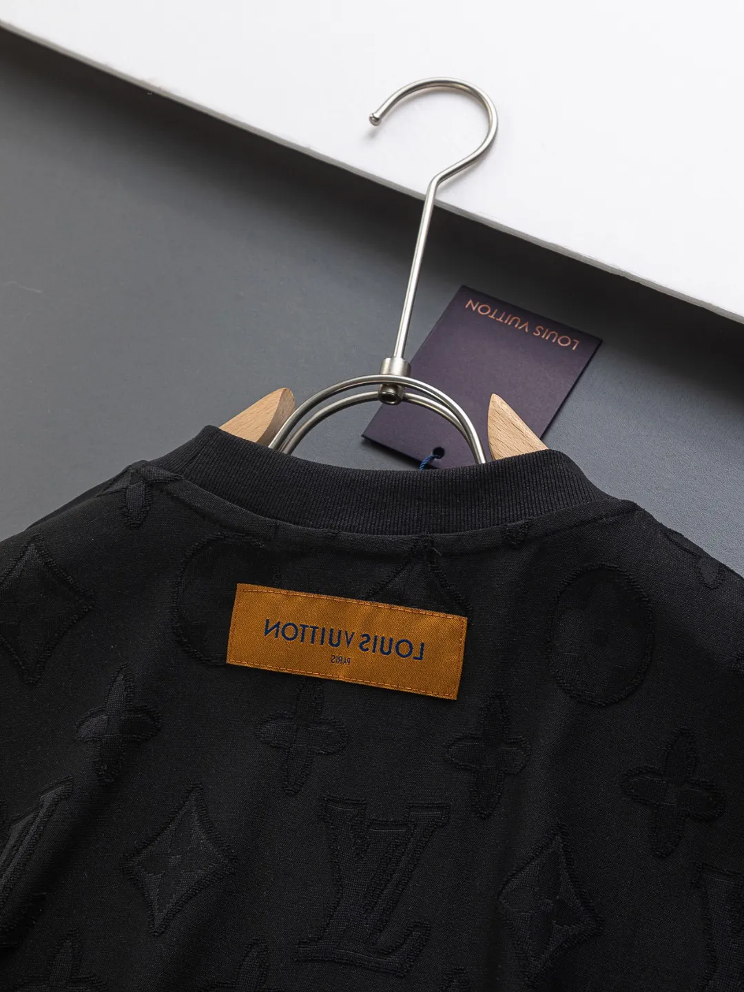 🅿️210 Louis Vuitton Louis Vuitton 1V Lujia slightly wide version S-XL LV25SS new product counter has new models at the same time, clover presbyopia letters all over the jacquard large logo letters 🪡 embroidered round neck short-sleeved T-shirt, the same style for men and women! Synchronized with the official website, pure cotton fabrics at the counter! It is close to the skin and comfortable, durable and easy to wear. It has a classic and simple logo design and meticulous original craftsmanship. Short-sleeves, a must-have item for men, are not the same as the general public, but must be unique and eye-catching. This LV short-sleeve is all about quality, comfort, the same shape and fashion as always, including the fabric and cutting process. All efforts have been made! 320 grams of washed pure cotton fabric, pure cotton is breathable, very refreshing and comfortable for daily wear. The rib knitting on the neckline is smooth and tight, and the neckline will not be skewed if you toss it at will. The loose version, you will find that it looks really good on the upper body. The overall is minimalist and neat, super versatile for daily use! Pair it casually with a pair of pants for a youthful look. A T-shirt will make your outfit crazy. It is a fashionable item that can never go wrong! Black, white, size: S-XL Size chart: S: Shoulder width 50-Bust 54-Length 70 M: Shoulder width 52-Bust 56.5-Length 72 L: Shoulder width 54-Bust 59-Length 74 XL: Shoulder width 56-Bust 61.5-Length 76